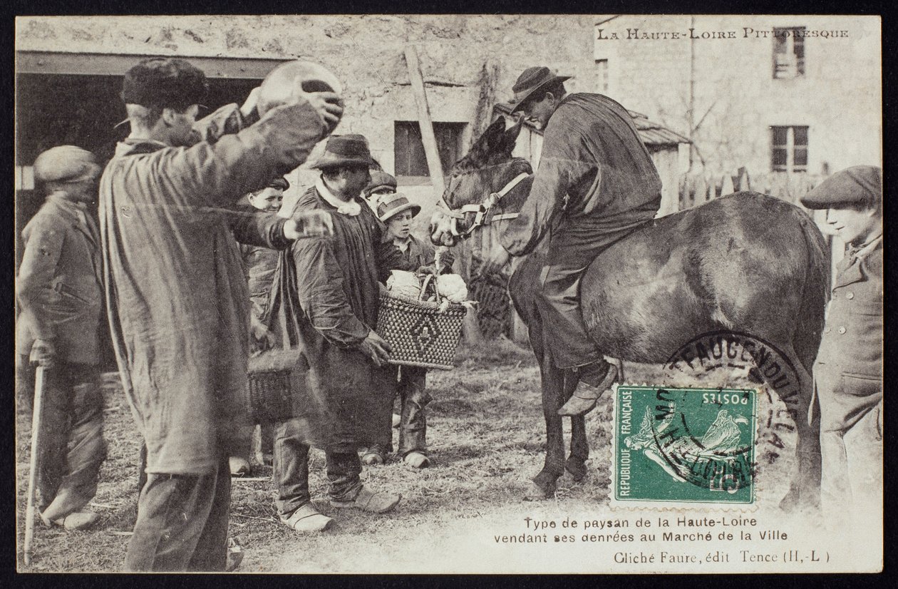 Postal retratando um agricultor no Haute-Loire vendendo comida no mercado, c.1900 de French Photographer