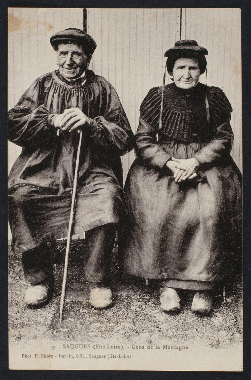 Cartão postal retratando pessoas de montanha em Saugues, Haute-Loire, c.1900 de French Photographer