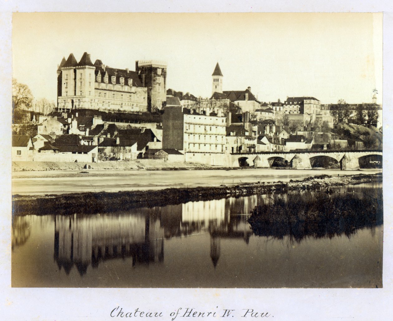 Postal representando o castelo real de Pau, onde o rei Henri IV da França e Navarra nasceu 13 de dezembro de 1553, c. 1900 de French Photographer