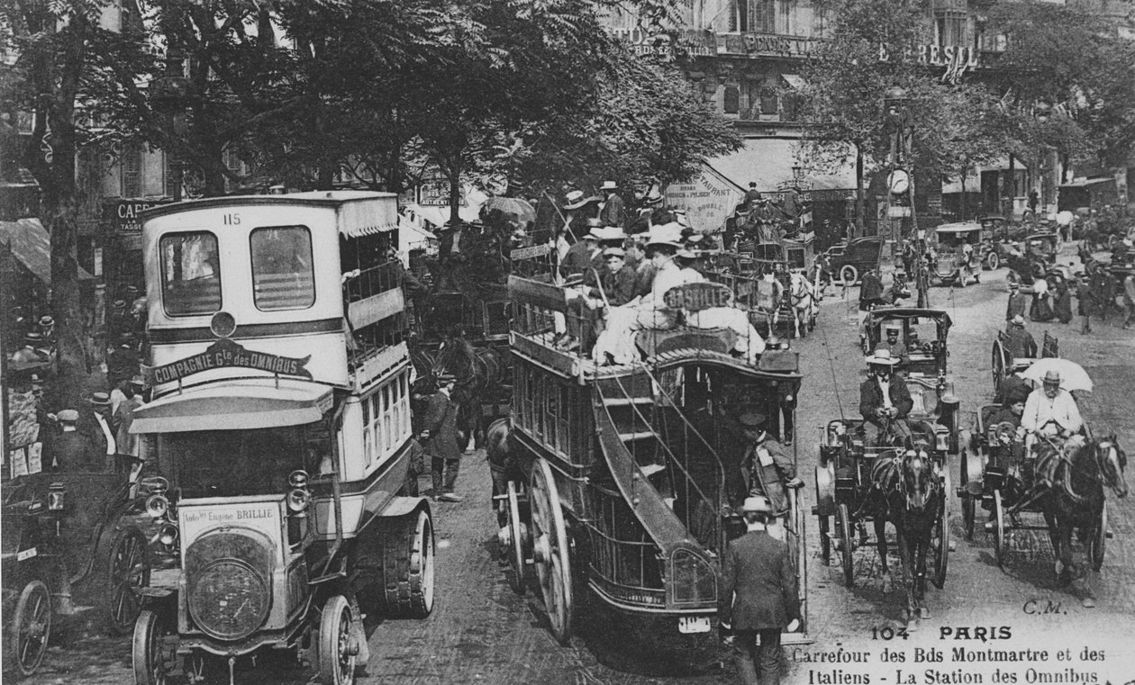 Postal mostrando uma estação omnibus no cruzamento da Boulevard Montmartre e Boulevard des Italiens, Paris, 1905-10 de French Photographer