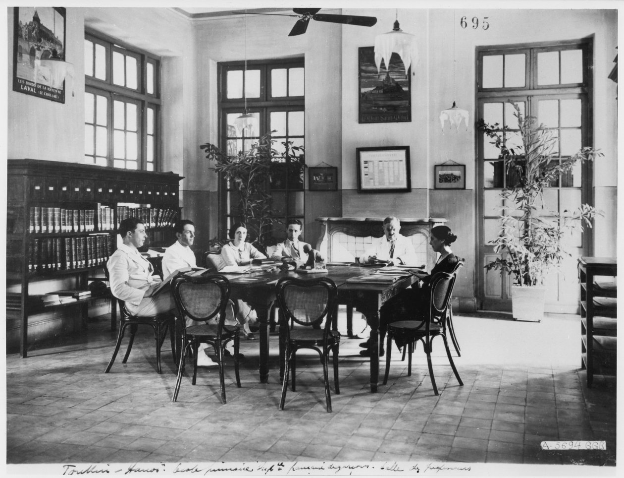 Escola primária para meninos em Hanói, c.1920 de French Photographer