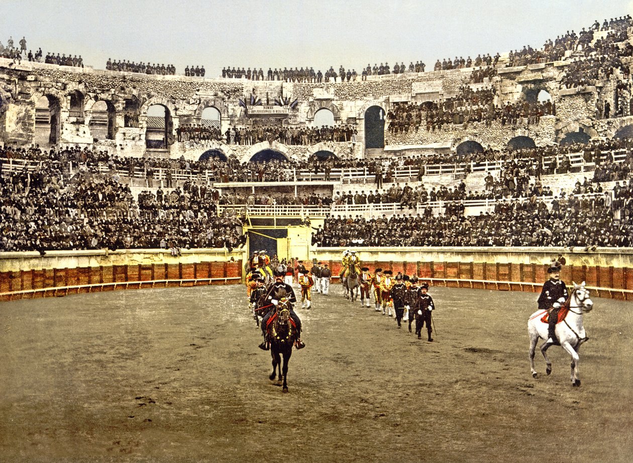 Procissão de matadores no anfiteatro em Nîmes, 1890-1900 de French Photographer