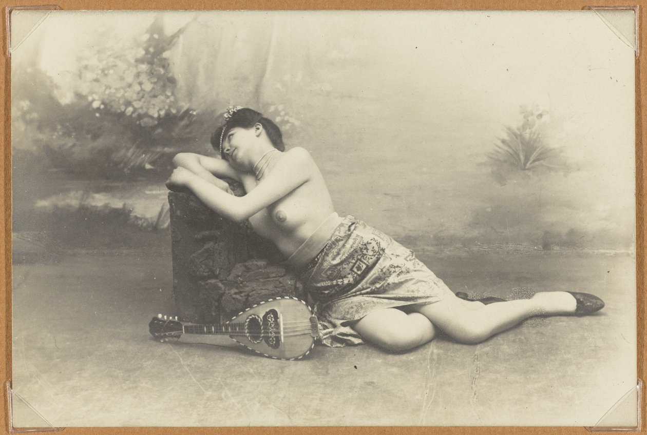 Mulher reclinada com bandolim, c.1895 (impressão em gelatina prateada) de French Photographer