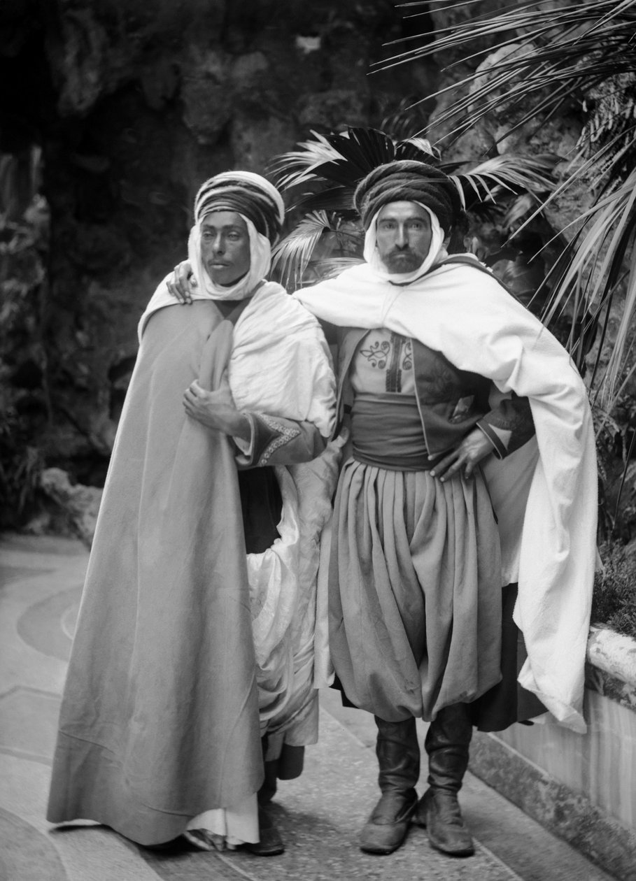 Representantes das colônias francesas, em traje tradicional, em Paris, por volta de 1850, recebidos por Jean Etienne Theodore Ducos (1801-1855), ministro da marinha e das colônias de 1851 a 1855. Fotografia. Coleção Ducos. de French Photographer