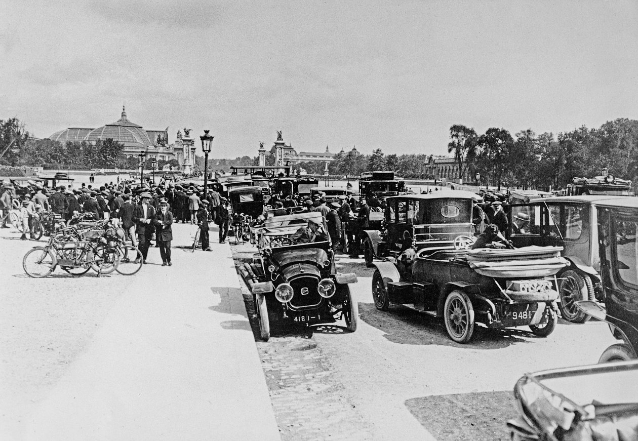 Requisição de automóveis na Esplanade des Invalides, Paris, 16 de agosto de 1914 de French Photographer