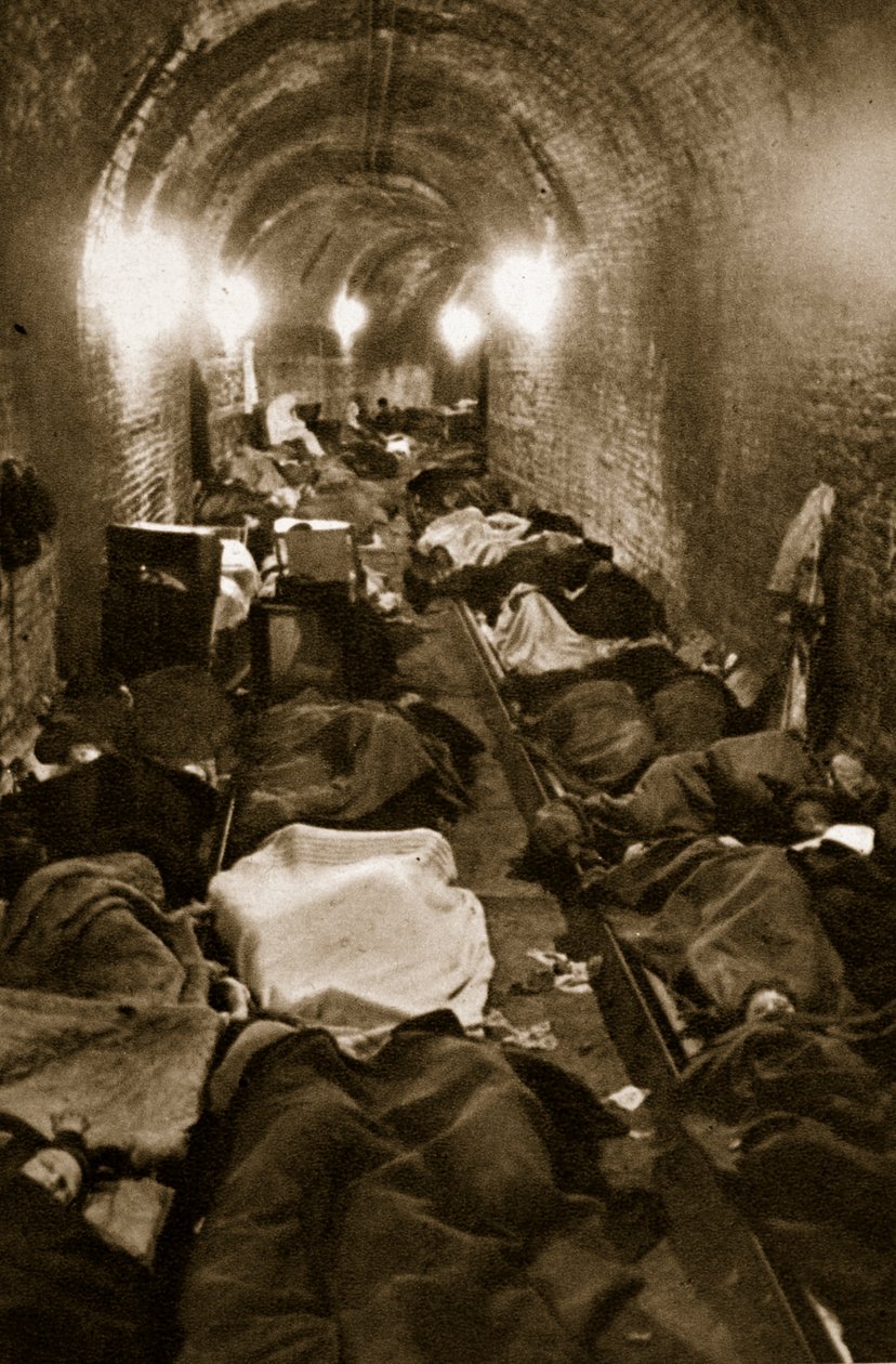 Moradores de Le Havre buscam refúgio nos túneis de trem, setembro de 1940 de French Photographer