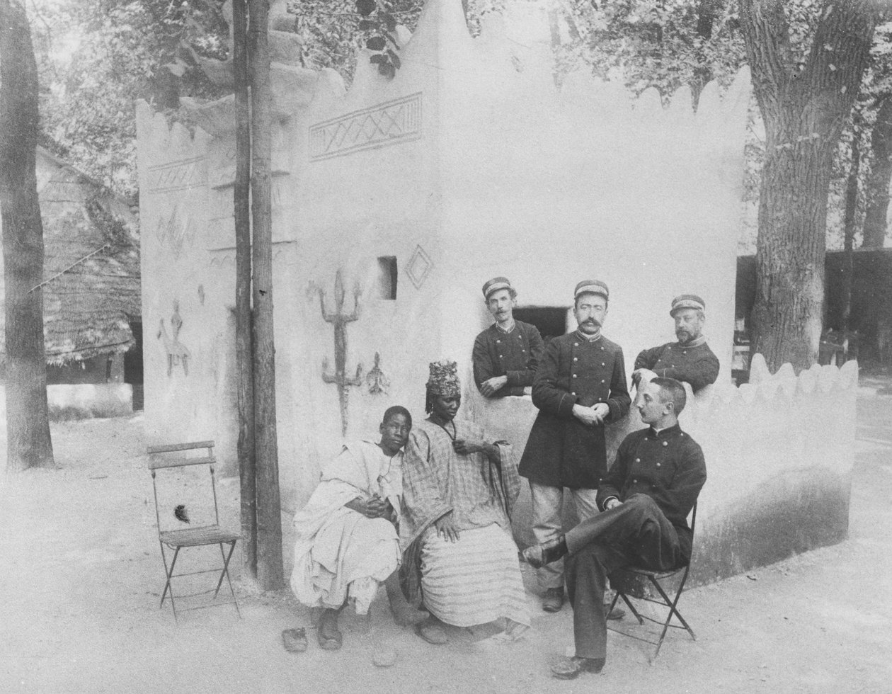 Aldeia Senegalesa na Exposição Universal de Paris, 1889 de French Photographer