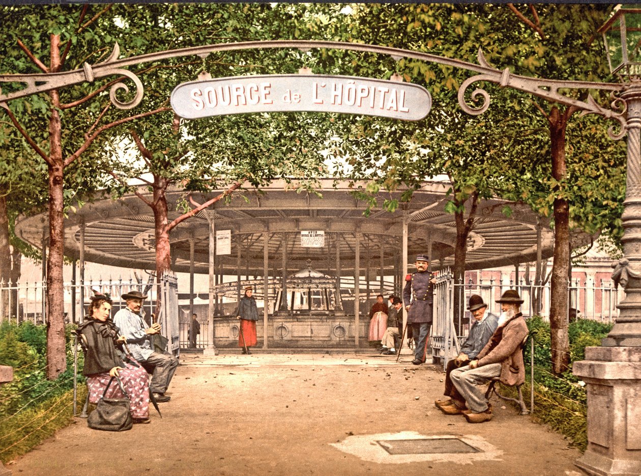 Fonte do hospital, Vichy, 1890-1900 de French Photographer