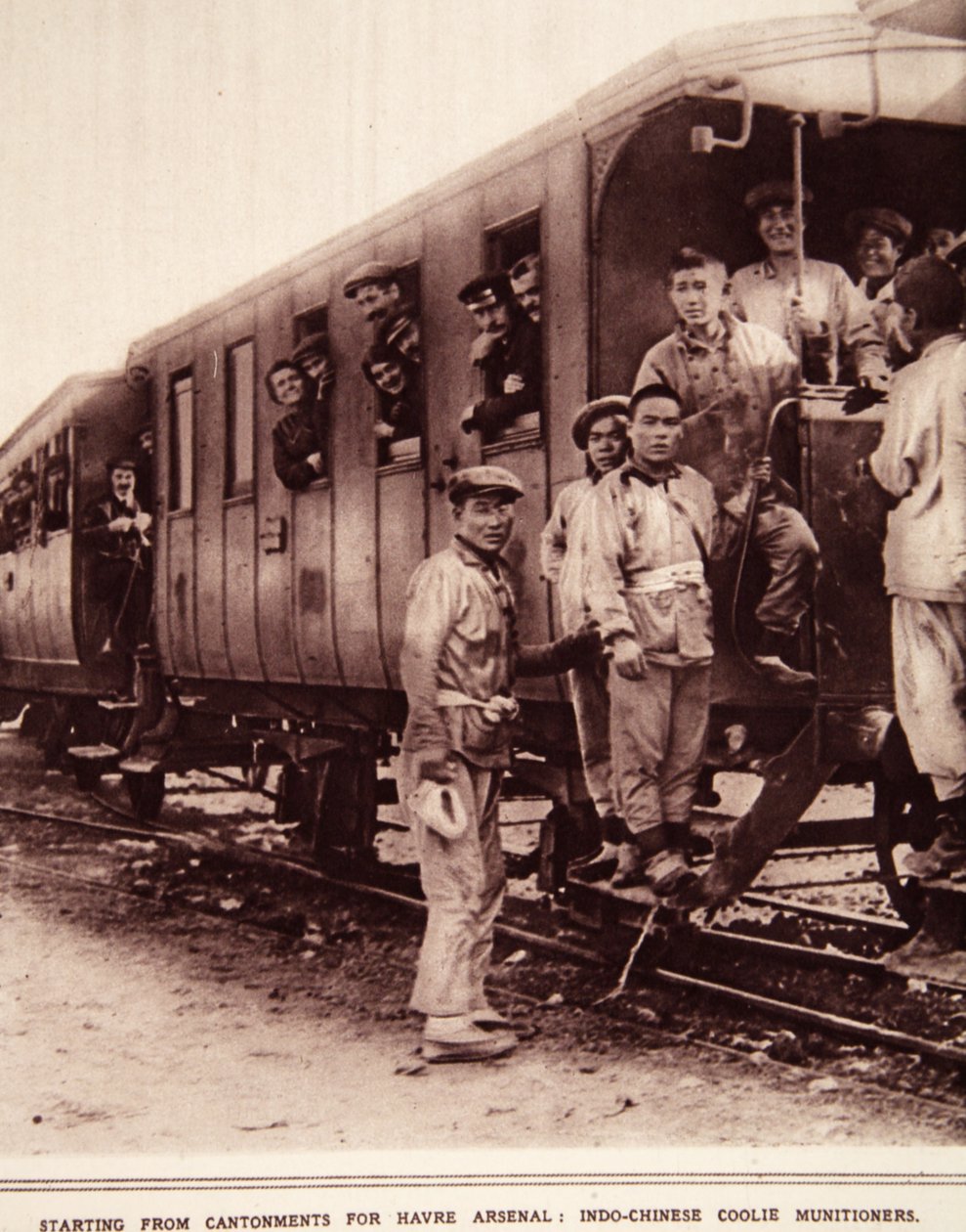 Partindo de Cantonments para o Havre Arsenal: terroristas indo-chineses, ilustração do The Illustrated War News, setembro de 1916 (foto sépia) de French Photographer