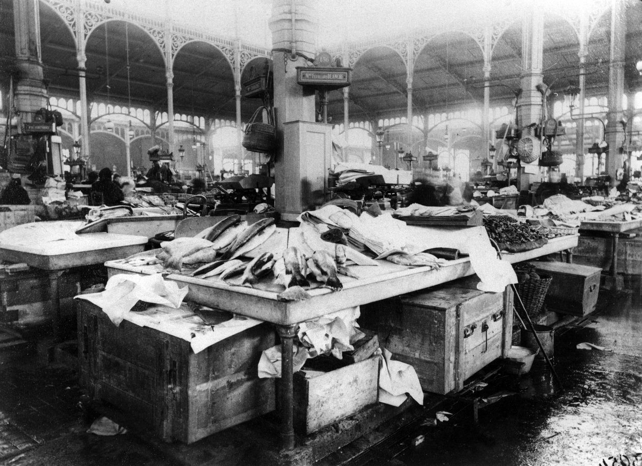 O mercado de peixe em Les Halles, Paris, final do século XIX de French Photographer