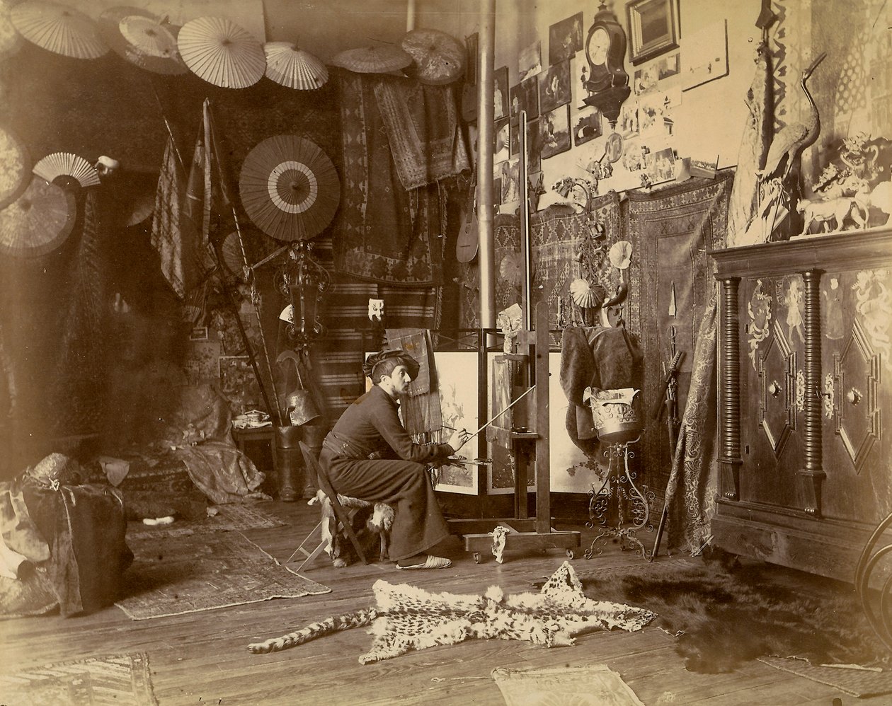 O pintor francês Rochegrosse fotografado em seu estúdio, c.1885 (impressão em prata gelatina) de French Photographer