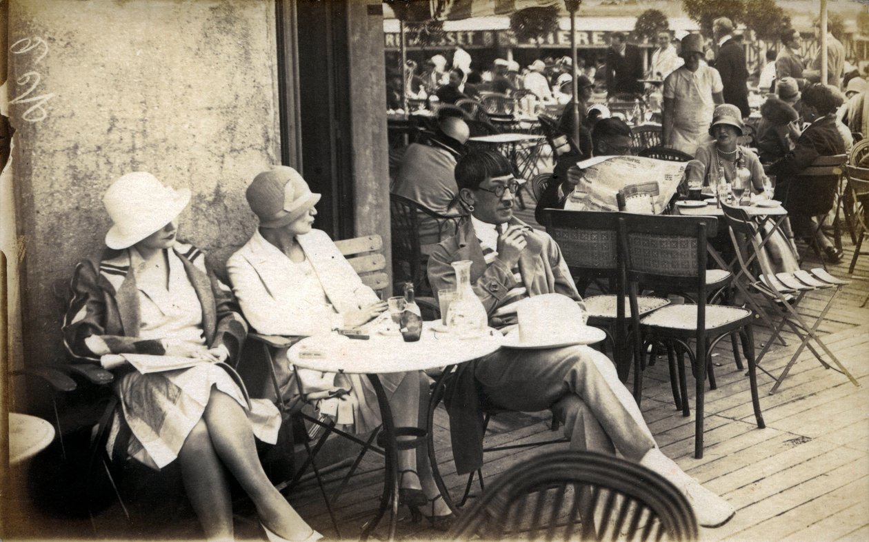 A Paris dos artistas da época: o pintor Tsuguharu-Leonard Foujita de French Photographer