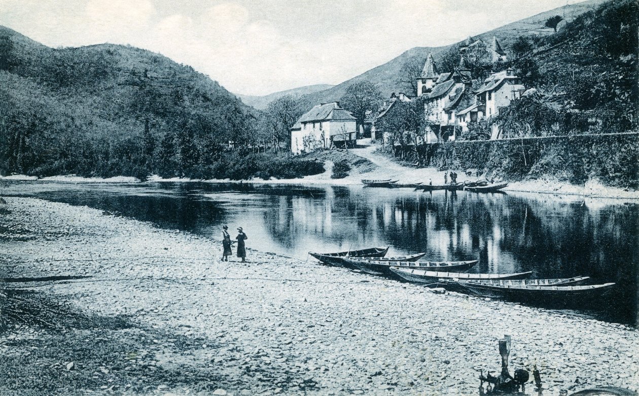 As margens do Lote em Veillevie (Vale do Lote), Cantal, Auvergne: cartão postal de navegação de barco, início do século XX (foto) de French Photographer