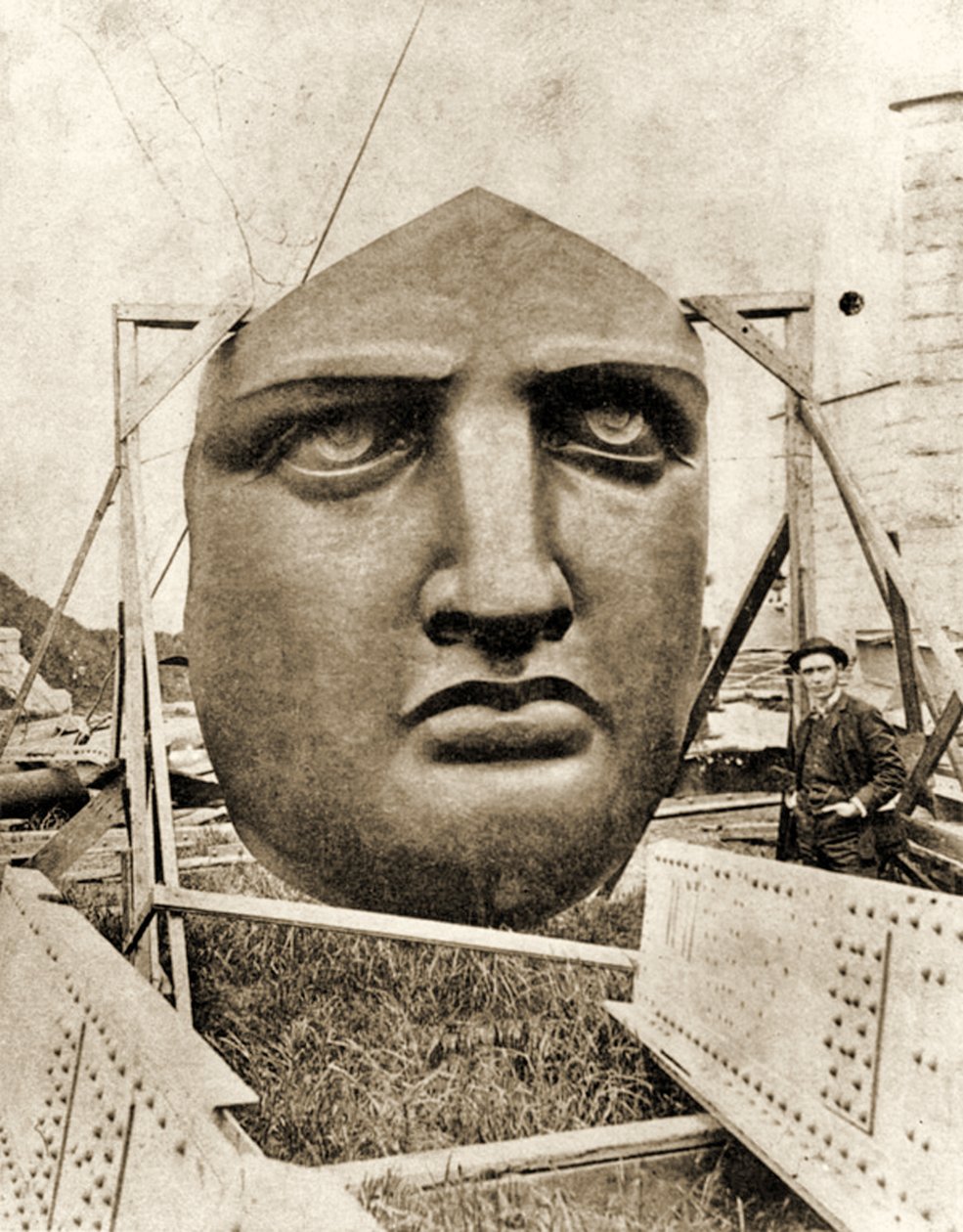 A construção da Estátua da Liberdade, detalhe do rosto, c.1876 de French Photographer