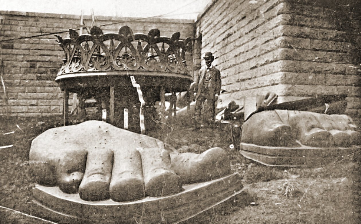 A construção da Estátua da Liberdade, detalhe dos pés, c.1876 de French Photographer