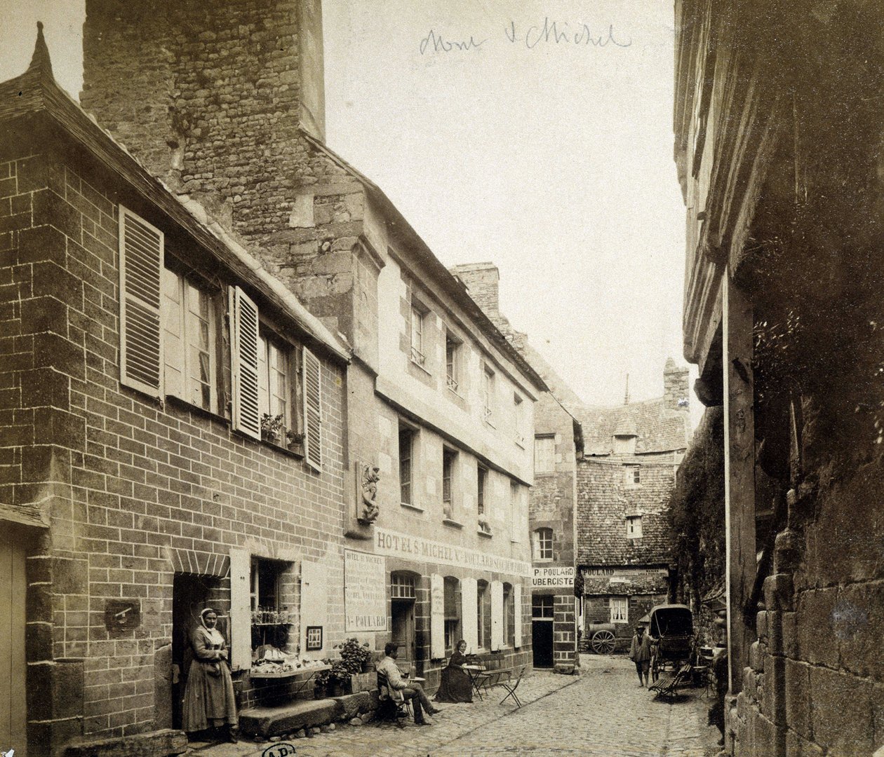 O hotel e o Poulard Inn na entrada de Mont-Saint-Michel, no final do século XIX de French Photographer
