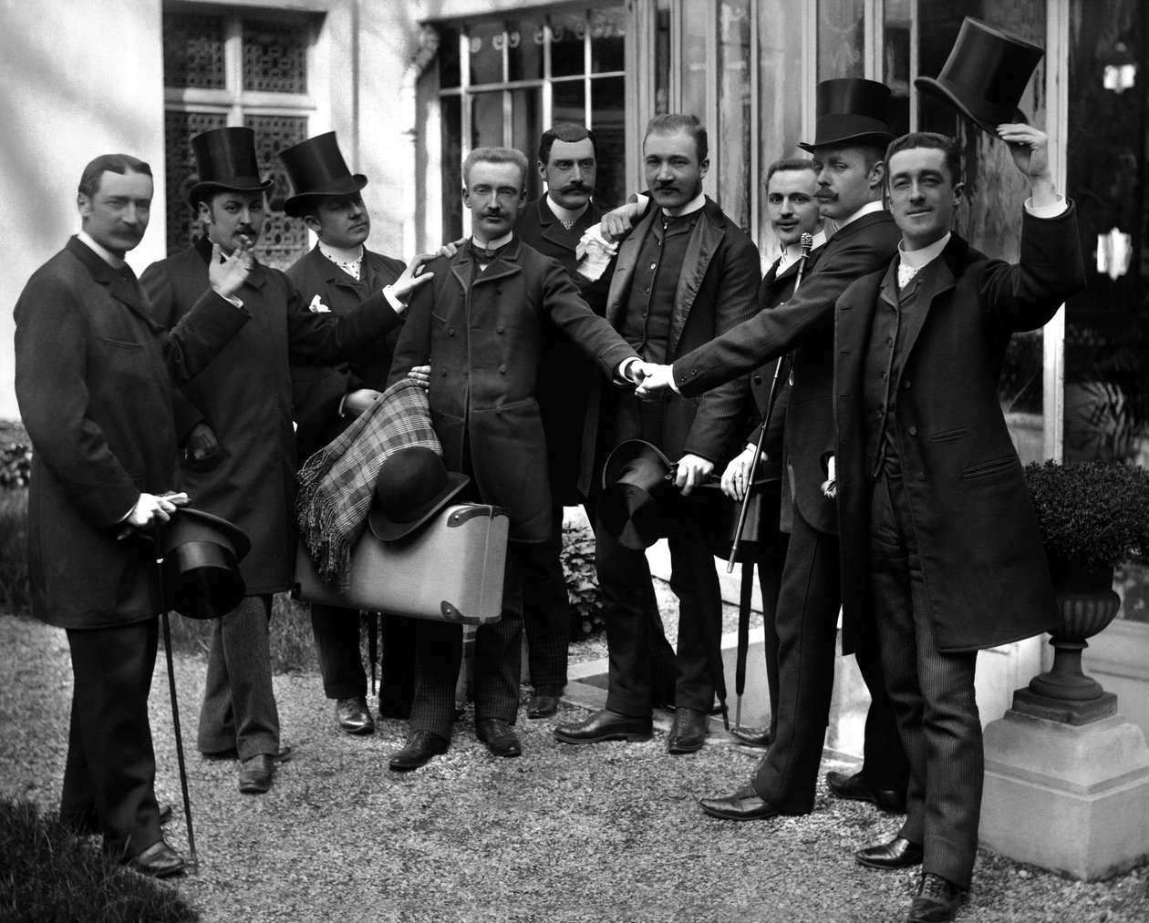 O encontro dos amigos do fotógrafo, Theodore Ducos (1849-1913), em frente à Abadia de Septfontaines, perto de Bourmont, em Haute Marne. Fotografia do final do século XIX. Coleção Ducos. de French Photographer