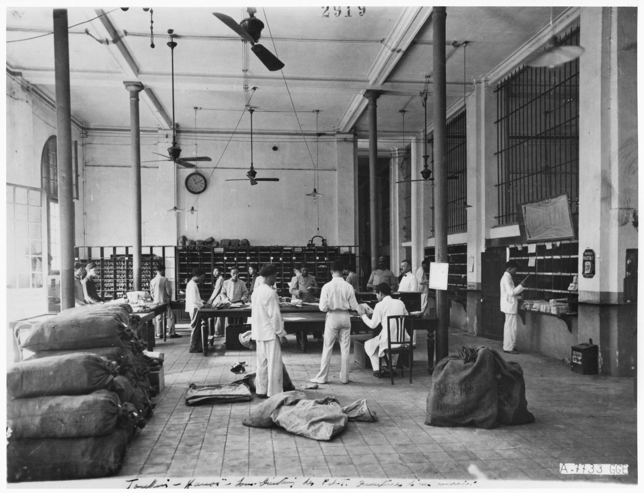 Os correios em Hanói, c.1920 de French Photographer