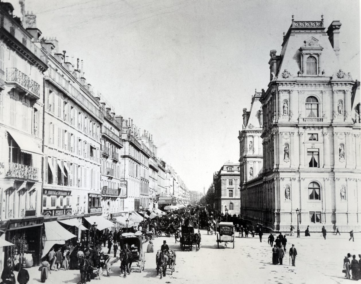 A rue de Rivoli e o novo Hotel de Ville, c.1882 de French Photographer
