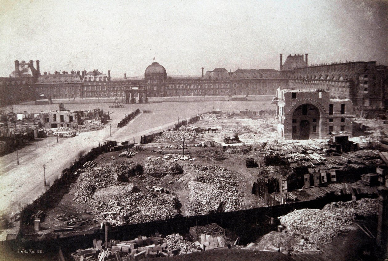 Transformações de Paris sob o Segundo Império, obras de Haussmann: vista da Place du Carrousel durante a demolição dos estábulos do antigo rei em Paris. Este local fez parte das transformações empreendidas durante o Segundo Império por Napoleão III. 18 de French Photographer