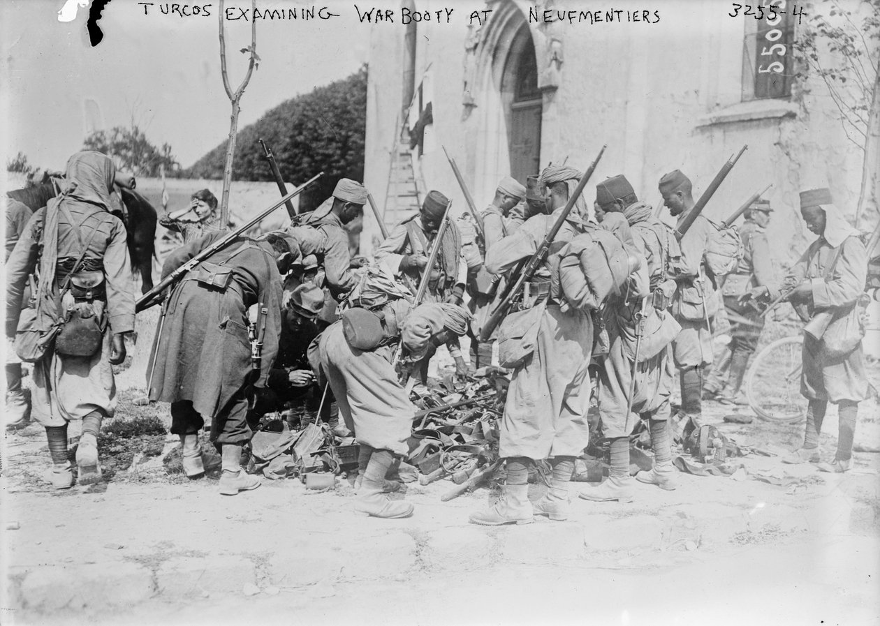 Turcos examinando o espólio de guerra em Neufmentiers, 1914 (foto) de French Photographer