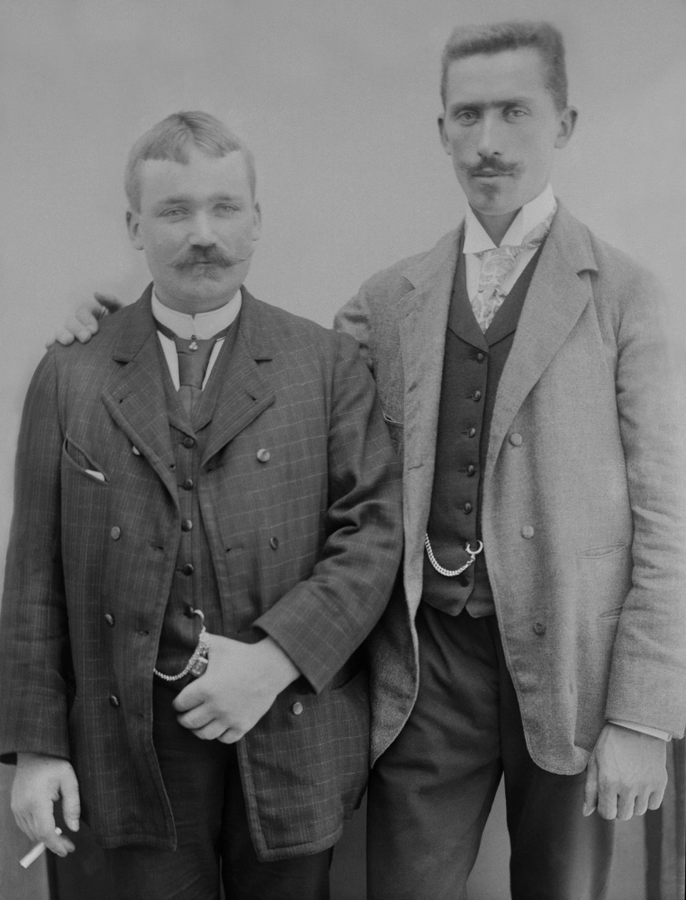 Dois jovens, da região de Bourmont, em Haute-Marne (Haute Marne), por volta de 1880. de French Photographer