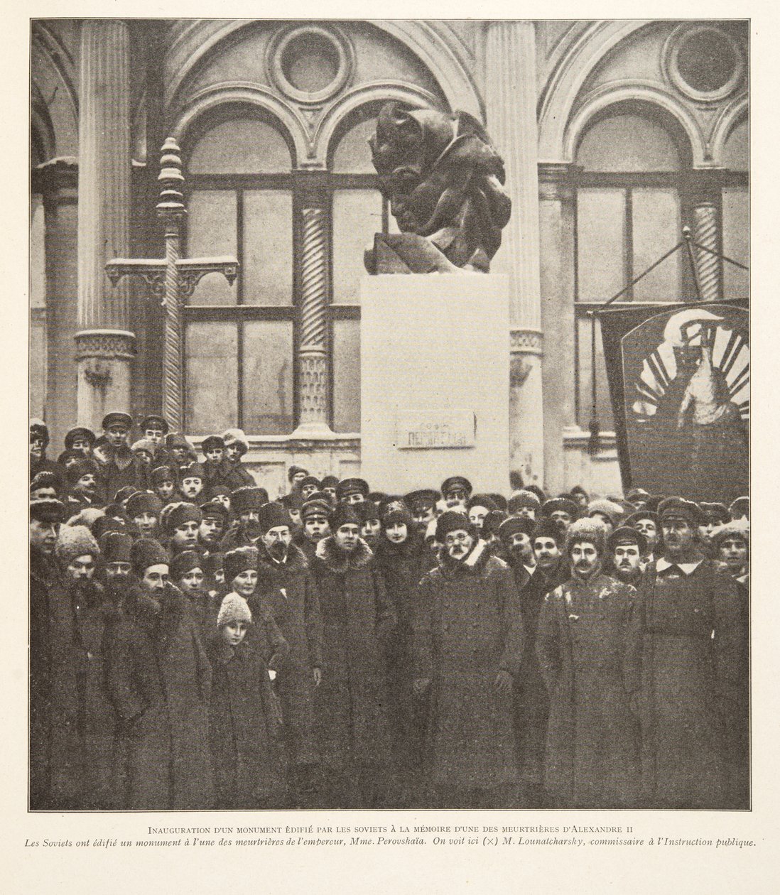 Inauguração de um monumento erigido pelos soviéticos em memória de um dos assassinos de Alexandre II, de Histoire des Soviets, pub. 1922 (litografia) de French Photographer