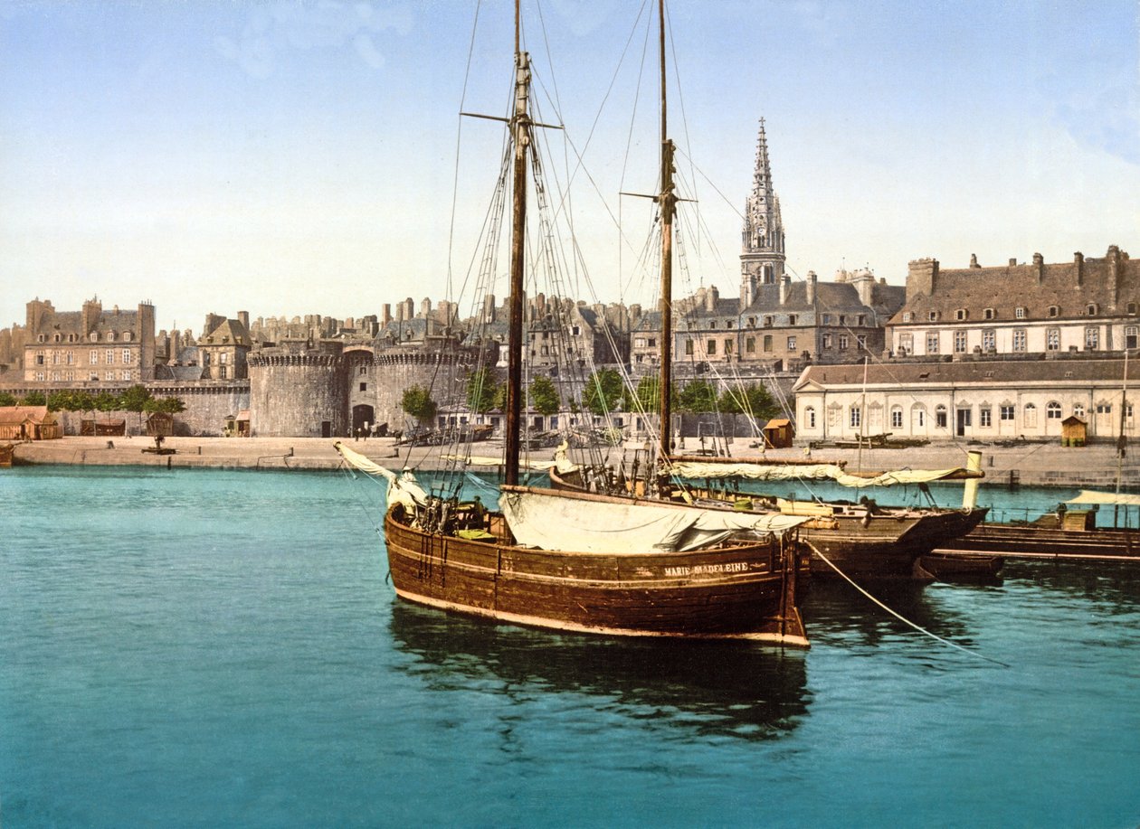 Vista da cidade murada de St Malo do porto, 1890-1900 de French Photographer