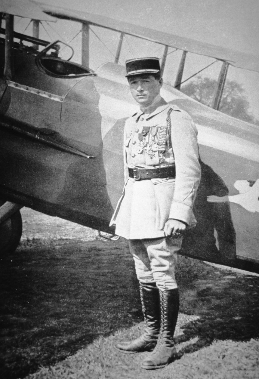 Ás aéreo francês da Primeira Guerra Mundial Sous-Lieutenant Rene Fonck, premiado com a Legião D