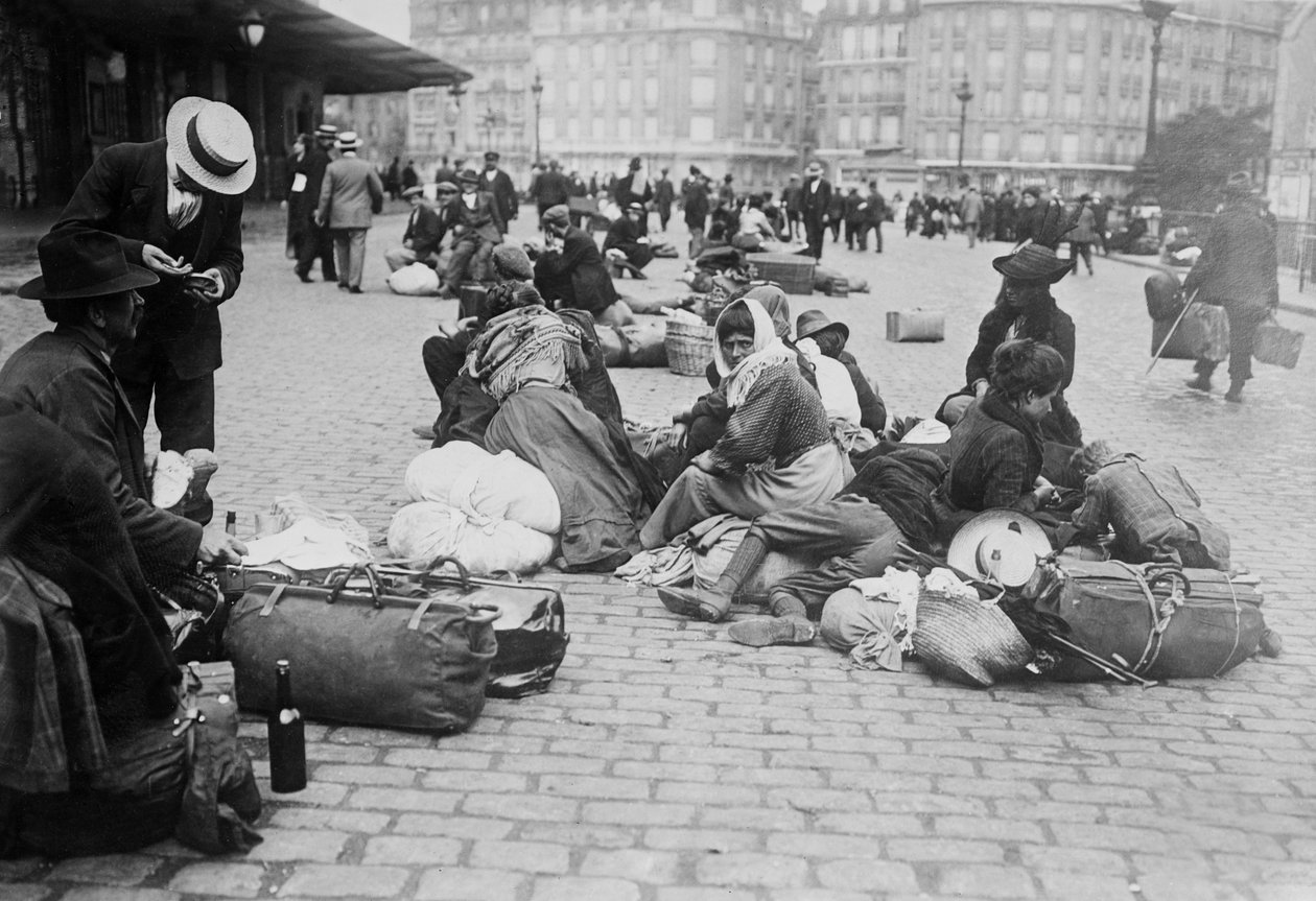 Refugiados da guerra, Gare de Lyon, Paris, 1914 de French Photographer