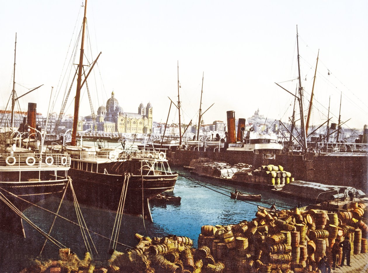 Tambores e barcos de vinho no cais em Marselha com a catedral de Marselha no fundo, bar. 1890-1900 de French Photographer
