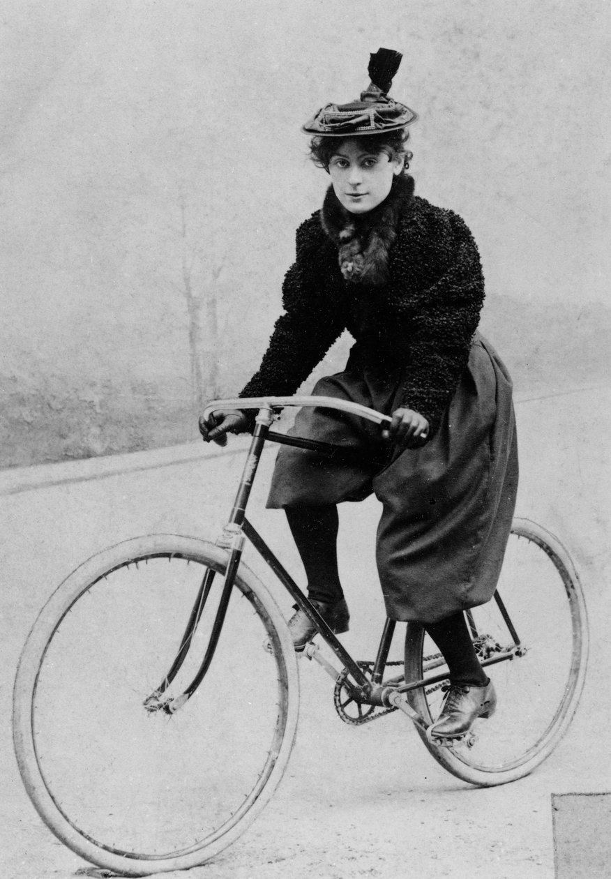 Mulher em uma bicicleta, 1894 de French Photographer