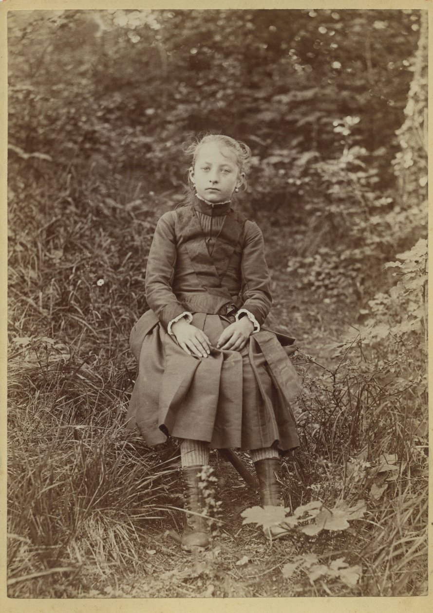 Jovem rapariga no campo, França, c. 1890 (fotografia a preto e branco) de French Photographer