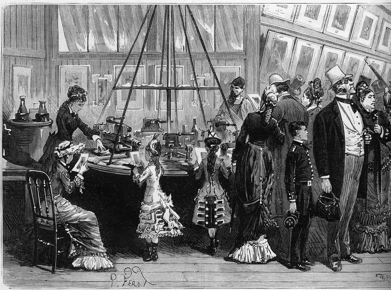 1878 Exposição Mundial em Paris: impressões fotogléticas no pavilhão fotocrómico. Gravura no "Le Monde Illustré" n°1125 de 19 de Outubro de 1878. de French School