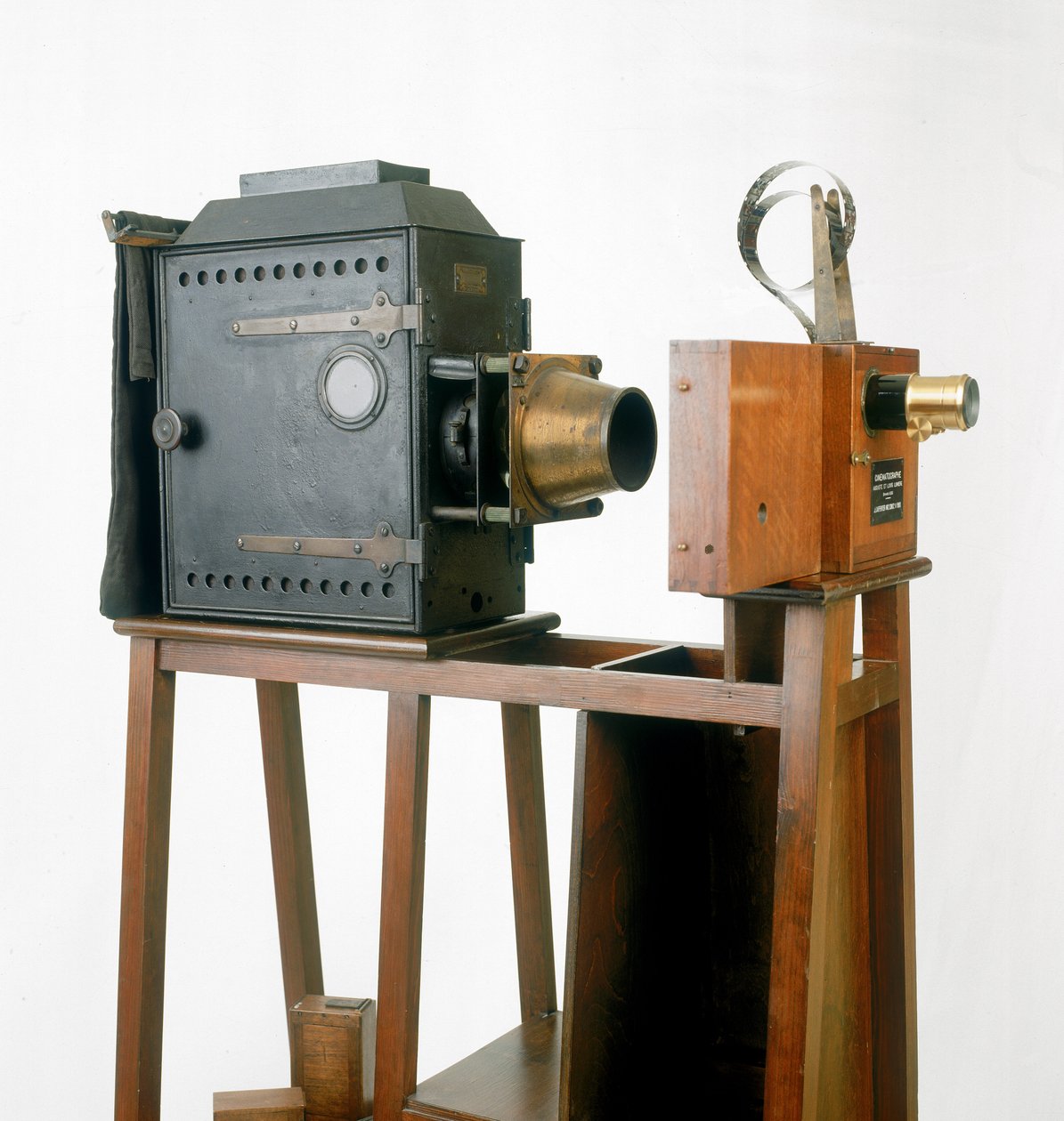 2umiere cinematographe, 1895 (madeira e metal) de French School