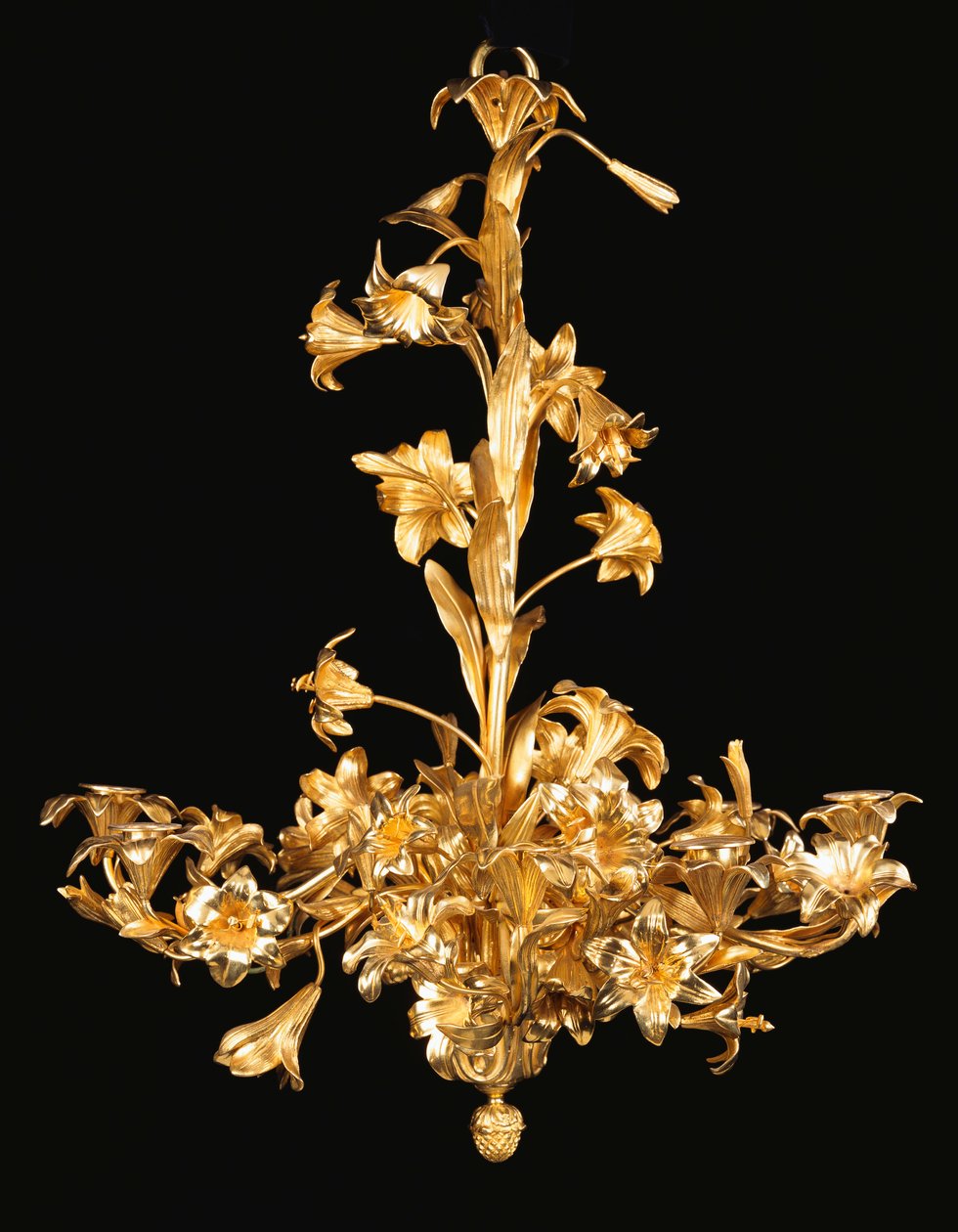 Um lustre francês de oito luzes de bronze e latão, segunda metade do século 19 de French School