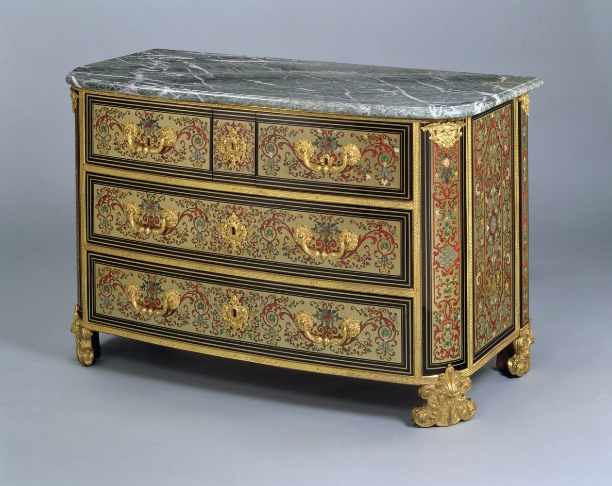 Uma cômoda Luís XIV, c.1710 (tartaruga policromada e incrustações de latão) de French School