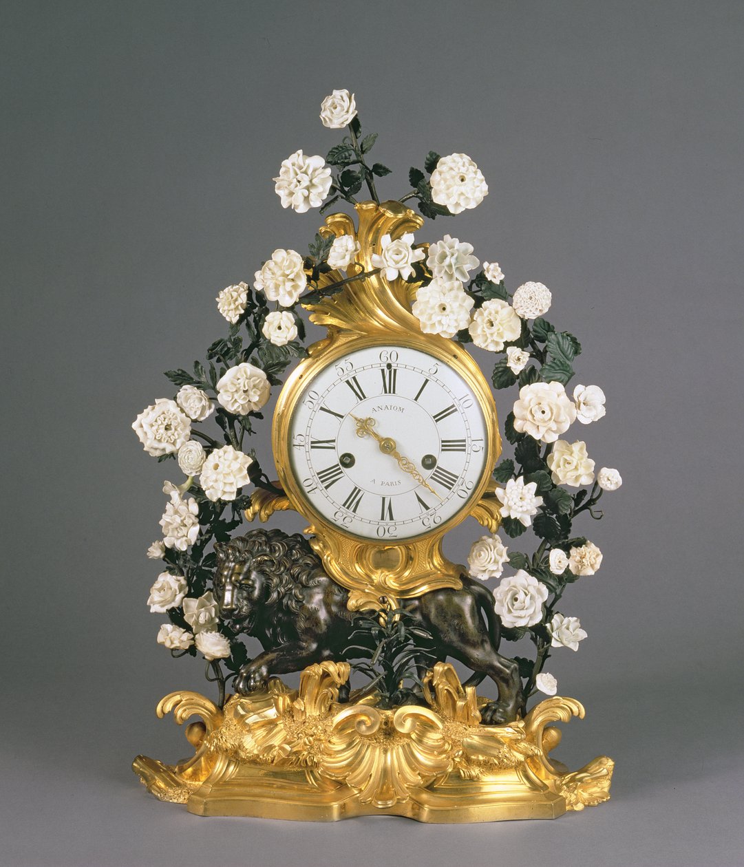 A Louis XV Clock, Vincennes/Mennecy, c.1750 (porcelana, ormolu e bronze) de French School