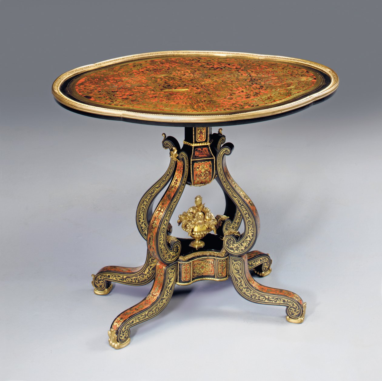 Uma mesa ocasional "Boulle" de Napoleão III, meados do século 19 de French School