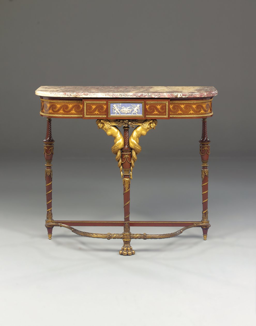 Um console Napoleão III, à maneira de Jacob, por Maison Millet, Paris, c.1865 (jasperware montado em ormolu, mogno e marchetaria) (ver também 362842-362843) de French School