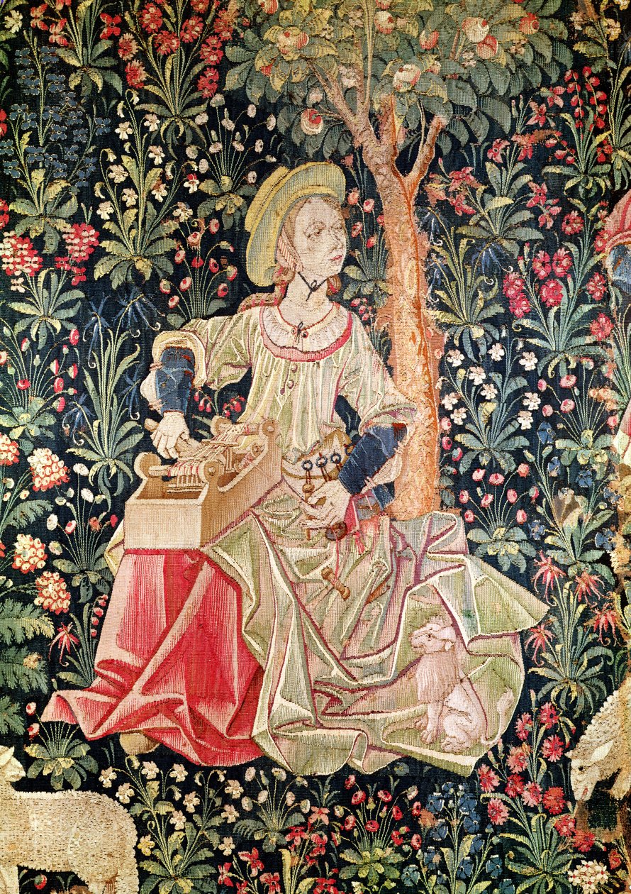 A Woman Spinning, detalhe de Le Travail de la Laine, parte de La Noble Pastorale, c.1500 (tapeçaria de lã e seda) de French School