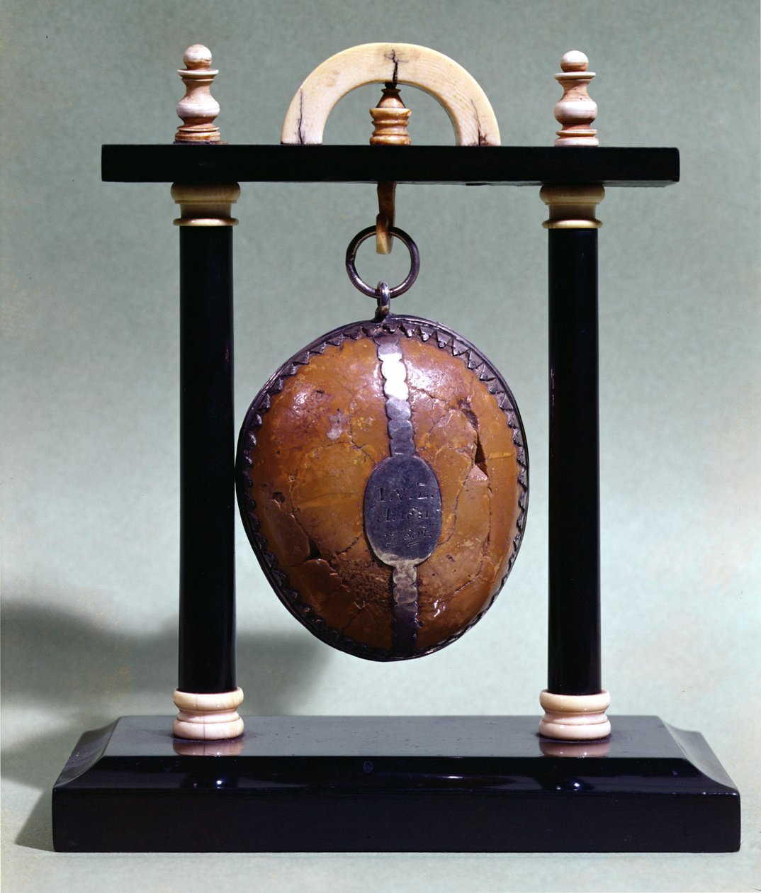 Um bezoar em um stand, 1651 de French School