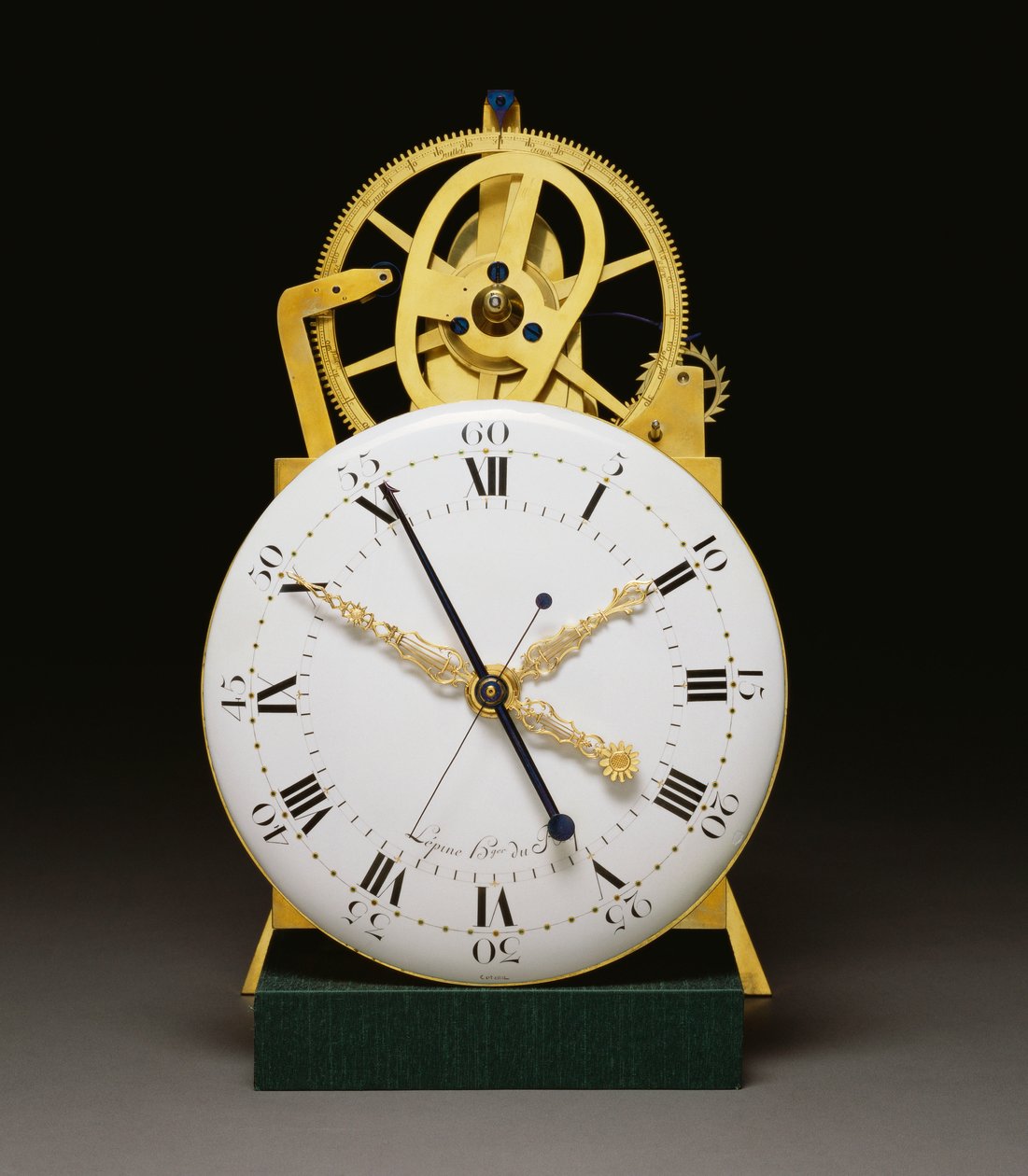Uma visão aproximada do mostrador e do movimento de um ormolu Luís XVI e um regulador de longcase de mogno montado em bronze patinado com calendário anual e equação de tempo, c.1790 de French School