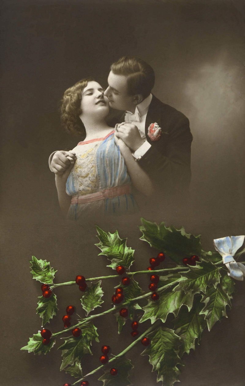 Um casal apaixonado e ramos de azevinho. Cartão postal do início do século XX de French School