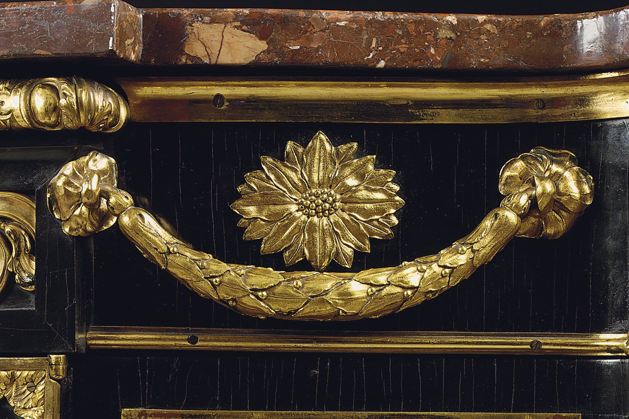 Uma cômoda Louis XV tardia, c.1763-70 (laca e ébano japoneses montados em ormolu) de French School