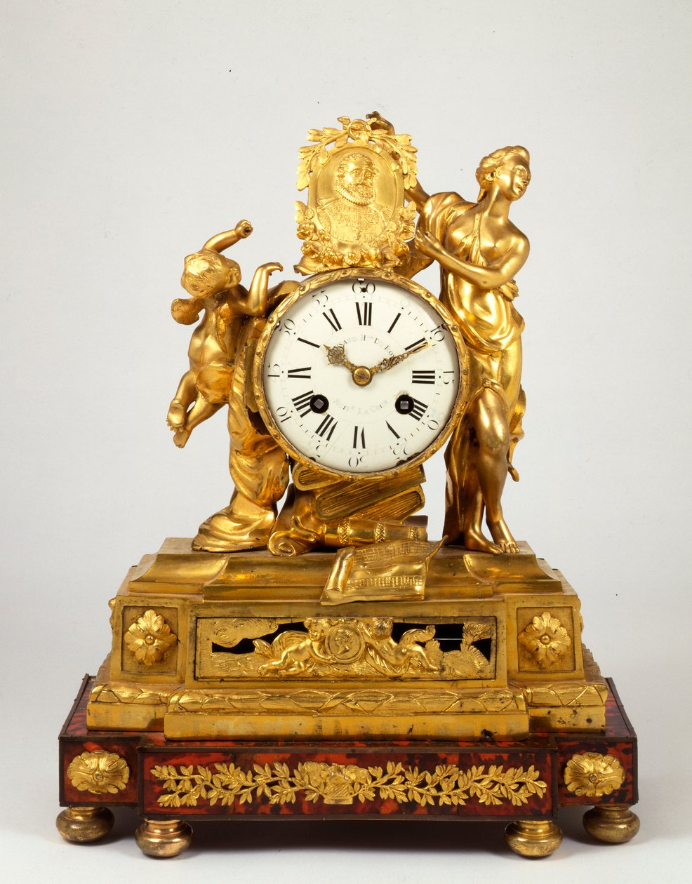 Um relógio de lareira de ormolu do final do século XV com um medalhão de Henri IV em poder de Vênus de French School