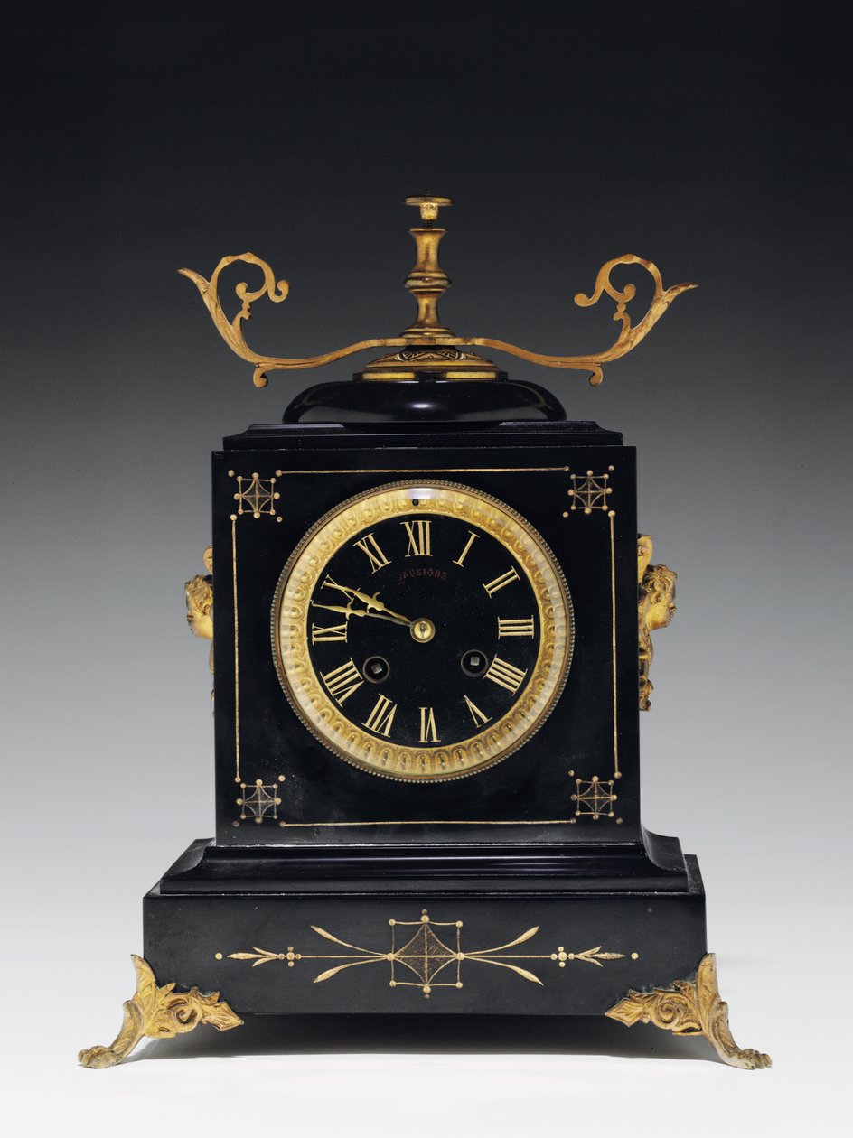Relógio de manto em pedra preta de composição, com decoração incisa, com pés, remates e ferragens em latão dourado, de Jausions de Pau, França, c.1876-78 de French School