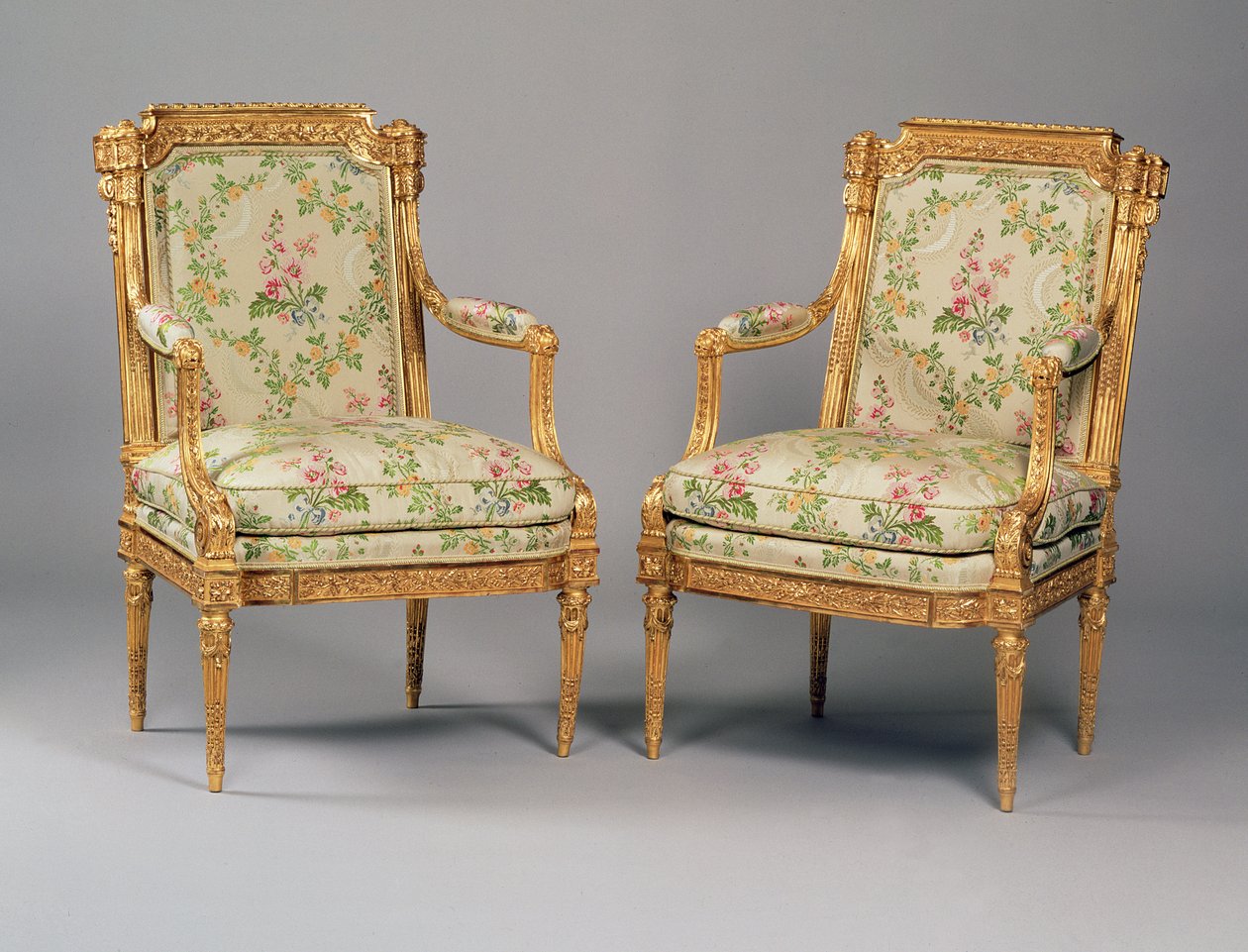 Um par de poltronas de um conjunto de móveis Luís XVI, estampados por Delaisement, c.1780 (estofado e giltwood esculpidos) (ver também 222393) de French School