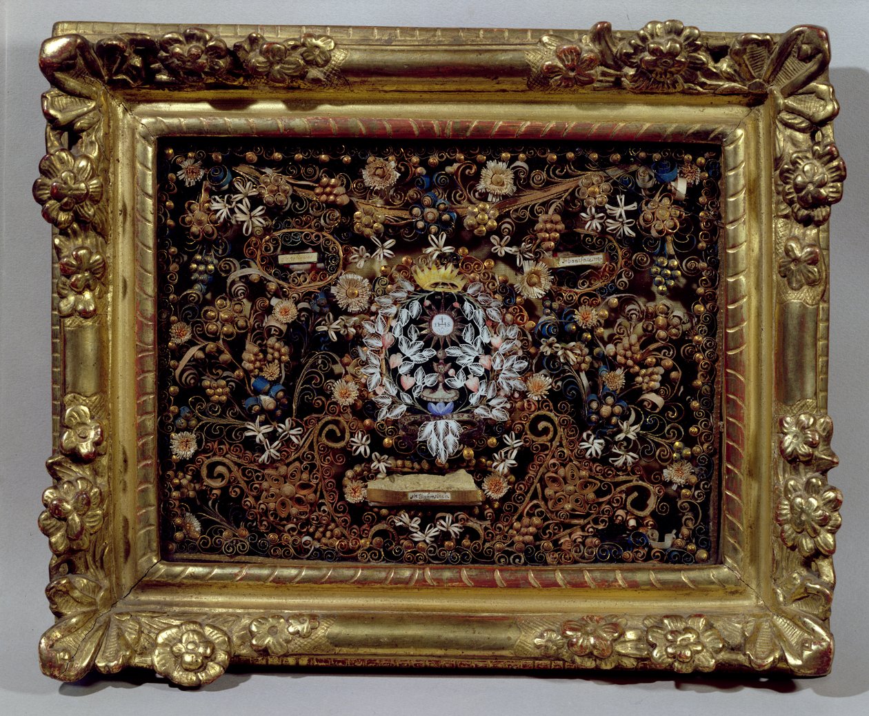 Um relicário contendo relíquias de Saint Euphrosyne (d.1173) de French School