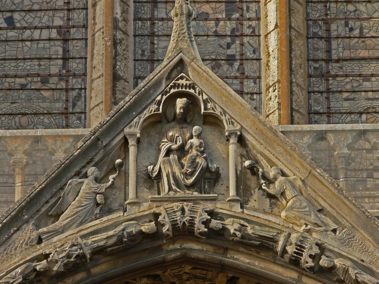 Uma vista de um detalhe na fachada sul com a Virgin & Child de French School